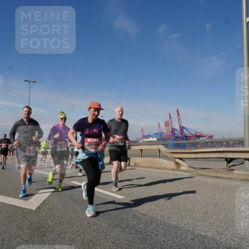 03.10.2025 - Köhlbrandbrückenlauf Matties Gatica Varas http://msf.ph/oto/8993294 03.10.2025 12:45:59 Position 2 5097 meine-sportfotos.de