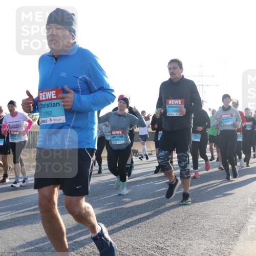 03.10.2025 - Köhlbrandbrückenlauf Luisa Fischer http://msf.ph/oto/8993303 03.10.2025 10:19:22 Position 3 2024, 1752, 1759, 1 meine-sportfotos.de