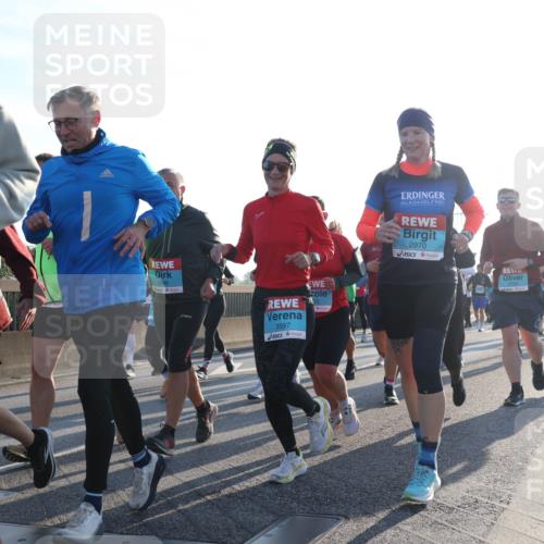 03.10.2025 - Köhlbrandbrückenlauf Luisa Fischer http://msf.ph/oto/8993332 03.10.2025 10:19:25 Position 3 90, 3488, 3597, 2970 meine-sportfotos.de