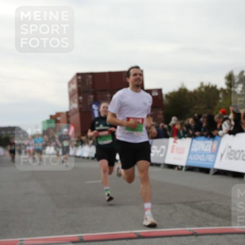 03.10.2025 - Köhlbrandbrückenlauf Yannick Fuchs http://msf.ph/oto/8993347 03.10.2025 16:04:01 Ziel 7257, 7281, 7599, 7798, 9306, 9377, 9744 meine-sportfotos.de
