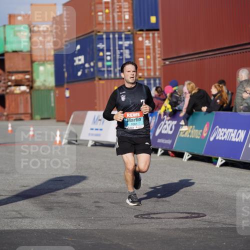 03.10.2025 - Köhlbrandbrückenlauf Michael Burmester http://msf.ph/oto/8993352 03.10.2025 09:54:22 Ziel 1061 meine-sportfotos.de