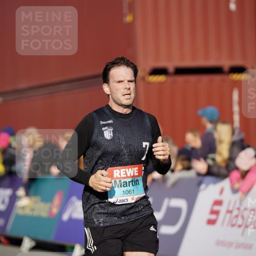 03.10.2025 - Köhlbrandbrückenlauf Michael Burmester http://msf.ph/oto/8993371 03.10.2025 09:54:23 Ziel 1061, 1462 meine-sportfotos.de