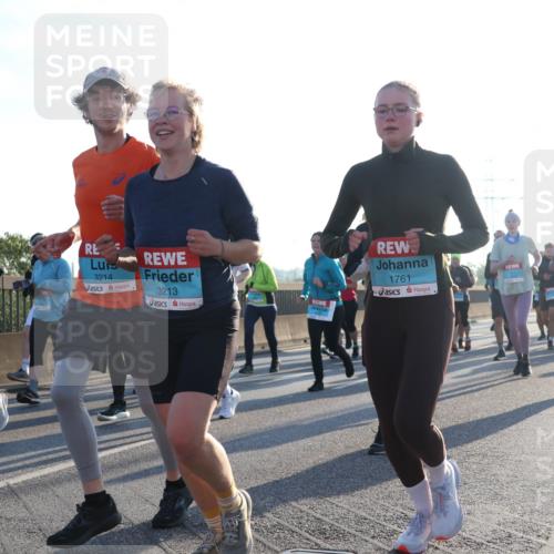 03.10.2025 - Köhlbrandbrückenlauf Luisa Fischer http://msf.ph/oto/8993402 03.10.2025 10:19:31 Position 3 3214, 3213, 1761 meine-sportfotos.de