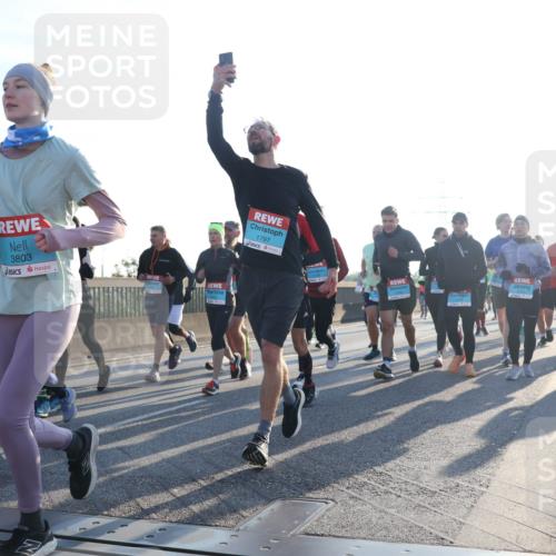 03.10.2025 - Köhlbrandbrückenlauf Luisa Fischer http://msf.ph/oto/8993436 03.10.2025 10:19:35 Position 3 20, 3803, 1797 meine-sportfotos.de