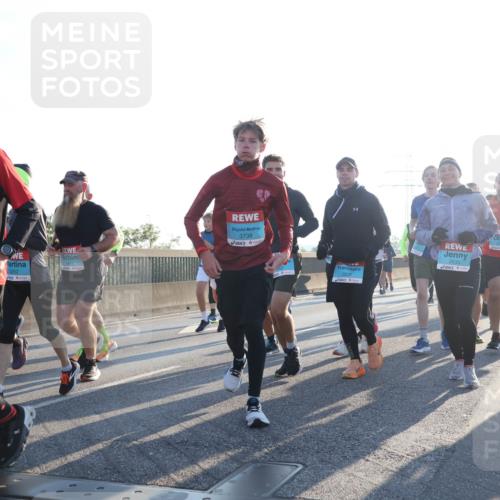 03.10.2025 - Köhlbrandbrückenlauf Luisa Fischer http://msf.ph/oto/8993447 03.10.2025 10:19:36 Position 3 3252, 3738, 3537, 3535 meine-sportfotos.de