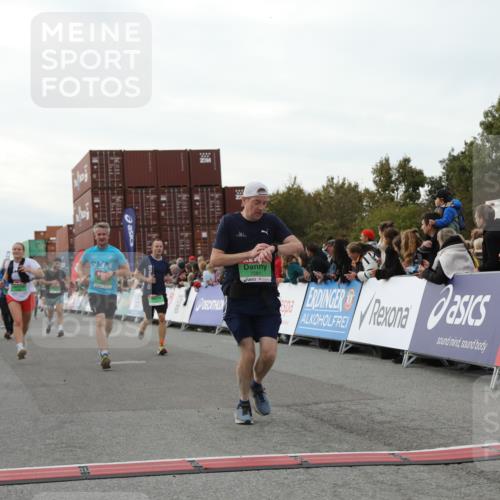 03.10.2025 - Köhlbrandbrückenlauf Yannick Fuchs http://msf.ph/oto/8993466 03.10.2025 16:04:06 Ziel 7281, 7297, 7392, 7451, 7466, 7599, 7798, 8082, 9149, 9306, 9377, 9562, 9618 meine-sportfotos.de