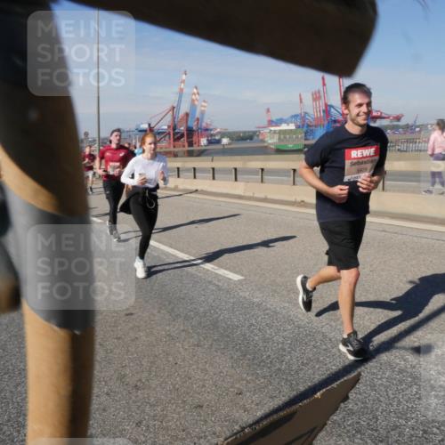 03.10.2025 - Köhlbrandbrückenlauf Matties Gatica Varas http://msf.ph/oto/8993472 03.10.2025 12:46:20 Position 2 5426 meine-sportfotos.de