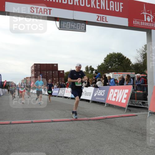 03.10.2025 - Köhlbrandbrückenlauf Yannick Fuchs http://msf.ph/oto/8993473 03.10.2025 16:04:06 Ziel 7281, 7297, 7392, 7451, 7466, 7599, 7798, 8082, 9149, 9306, 9377, 9562, 9618 meine-sportfotos.de