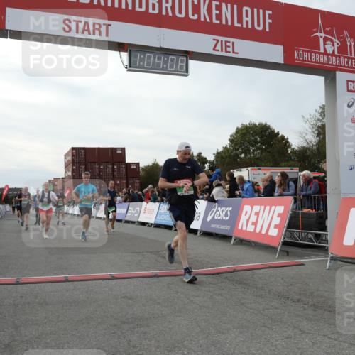 03.10.2025 - Köhlbrandbrückenlauf Yannick Fuchs http://msf.ph/oto/8993478 03.10.2025 16:04:06 Ziel 7281, 7297, 7392, 7451, 7466, 7599, 7798, 8082, 9149, 9306, 9377, 9562, 9618 meine-sportfotos.de