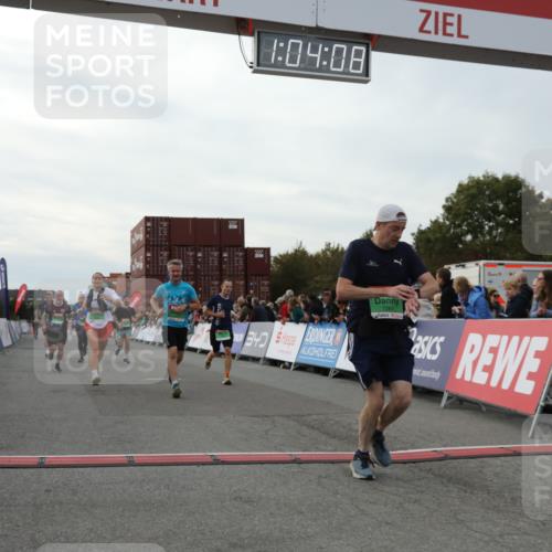 03.10.2025 - Köhlbrandbrückenlauf Yannick Fuchs http://msf.ph/oto/8993487 03.10.2025 16:04:06 Ziel 7281, 7297, 7392, 7451, 7466, 7599, 7798, 8082, 9149, 9306, 9377, 9562, 9618 meine-sportfotos.de