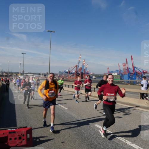 03.10.2025 - Köhlbrandbrückenlauf Matties Gatica Varas http://msf.ph/oto/8993503 03.10.2025 12:46:24 Position 2 5937 meine-sportfotos.de