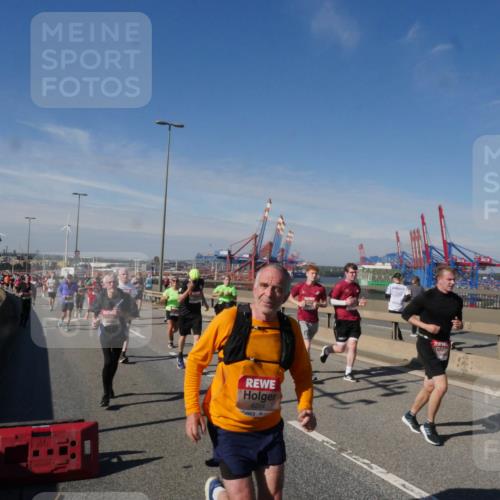 03.10.2025 - Köhlbrandbrückenlauf Matties Gatica Varas http://msf.ph/oto/8993511 03.10.2025 12:46:25 Position 2 4224 meine-sportfotos.de