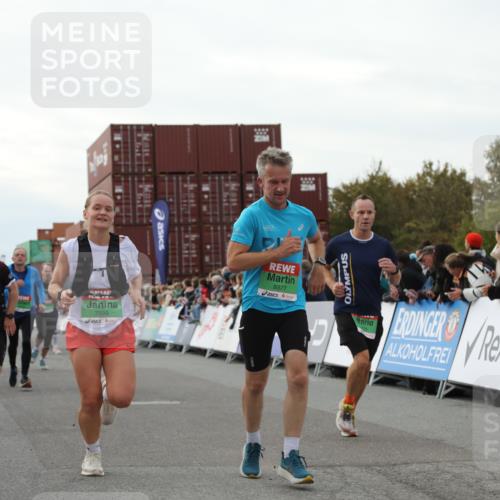 03.10.2025 - Köhlbrandbrückenlauf Yannick Fuchs http://msf.ph/oto/8993516 03.10.2025 16:04:07 Ziel 7281, 7297, 7392, 7451, 7466, 7599, 7798, 8082, 9149, 9306, 9377, 9562, 9618 meine-sportfotos.de