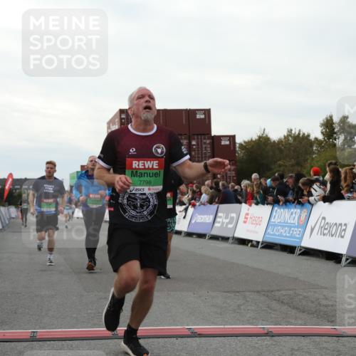 03.10.2025 - Köhlbrandbrückenlauf Yannick Fuchs http://msf.ph/oto/8993566 03.10.2025 16:04:09 Ziel 7281, 7297, 7392, 7451, 7466, 7599, 7611, 7798, 8082, 9149, 9306, 9377, 9562, 9618 meine-sportfotos.de