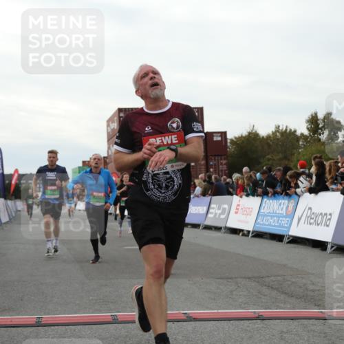 03.10.2025 - Köhlbrandbrückenlauf Yannick Fuchs http://msf.ph/oto/8993574 03.10.2025 16:04:09 Ziel 7281, 7297, 7392, 7451, 7466, 7599, 7611, 7798, 8082, 9149, 9306, 9377, 9562, 9618 meine-sportfotos.de