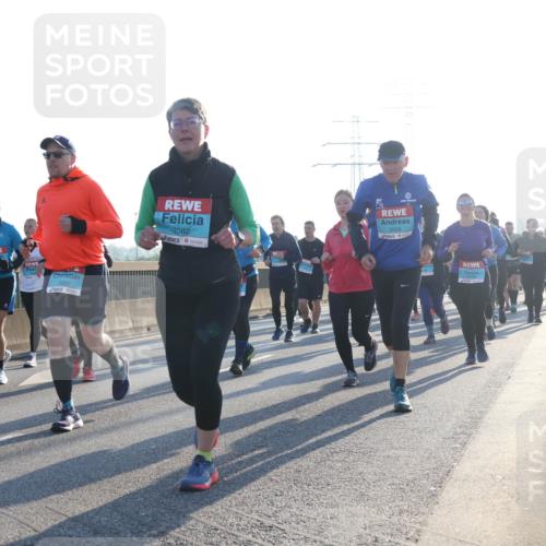 03.10.2025 - Köhlbrandbrückenlauf Luisa Fischer http://msf.ph/oto/8993590 03.10.2025 10:19:50 Position 3 2007, 3582, 3509 meine-sportfotos.de