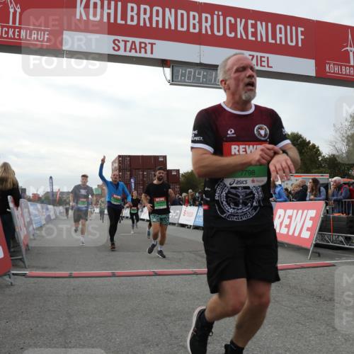 03.10.2025 - Köhlbrandbrückenlauf Yannick Fuchs http://msf.ph/oto/8993595 03.10.2025 16:04:10 Ziel 7281, 7297, 7392, 7451, 7466, 7599, 7611, 7798, 8082, 9149, 9306, 9377, 9562, 9618 meine-sportfotos.de