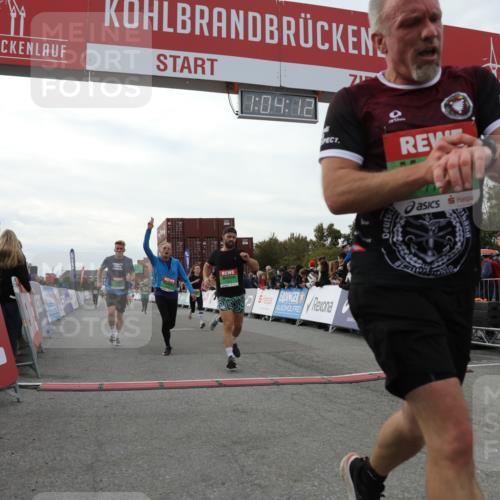 03.10.2025 - Köhlbrandbrückenlauf Yannick Fuchs http://msf.ph/oto/8993599 03.10.2025 16:04:10 Ziel 7281, 7297, 7392, 7451, 7466, 7599, 7611, 7798, 8082, 9149, 9306, 9377, 9562, 9618 meine-sportfotos.de