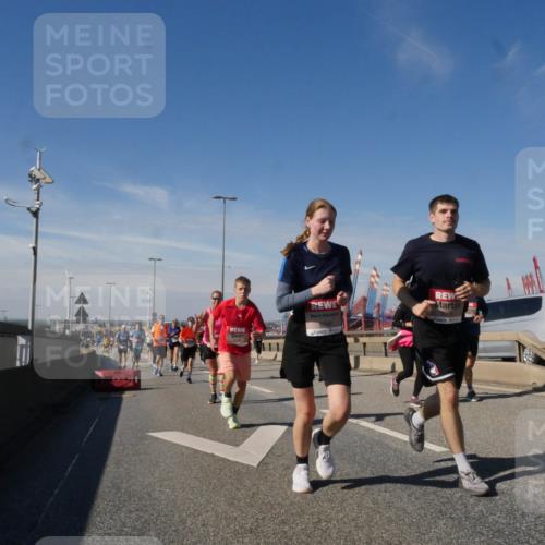 03.10.2025 - Köhlbrandbrückenlauf Matties Gatica Varas http://msf.ph/oto/8993628 03.10.2025 12:46:43 Position 2 6049, 6048 meine-sportfotos.de
