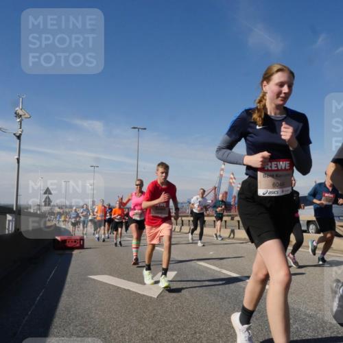 03.10.2025 - Köhlbrandbrückenlauf Matties Gatica Varas http://msf.ph/oto/8993633 03.10.2025 12:46:44 Position 2 6049, 6048 meine-sportfotos.de