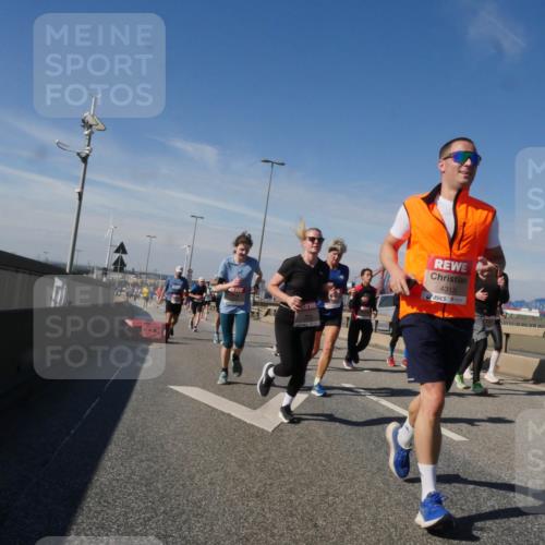 03.10.2025 - Köhlbrandbrückenlauf Matties Gatica Varas http://msf.ph/oto/8993678 03.10.2025 12:46:49 Position 2 4313 meine-sportfotos.de