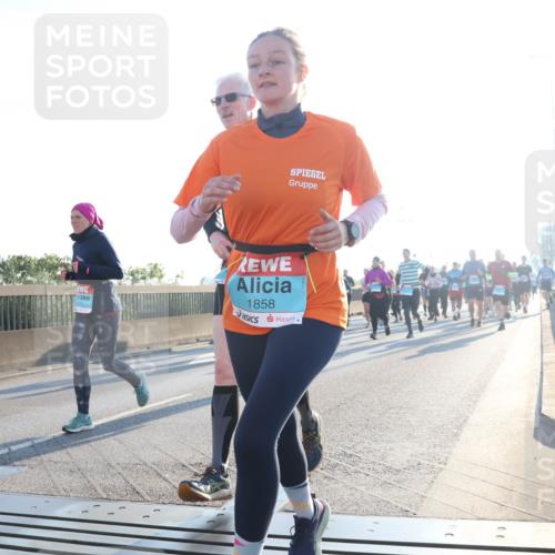03.10.2025 - Köhlbrandbrückenlauf Luisa Fischer http://msf.ph/oto/8993688 03.10.2025 10:20:00 Position 3 1858, 717 meine-sportfotos.de
