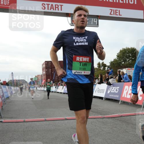 03.10.2025 - Köhlbrandbrückenlauf Yannick Fuchs http://msf.ph/oto/8993707 03.10.2025 16:04:12 Ziel 7297, 7392, 7451, 7466, 7611, 7798, 8082, 9010, 9149, 9306, 9562, 9618 meine-sportfotos.de