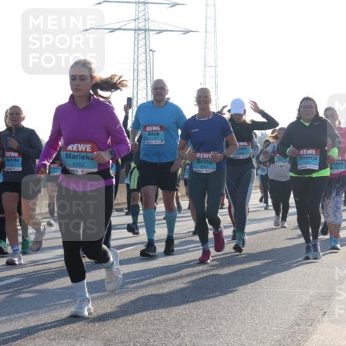 03.10.2025 - Köhlbrandbrückenlauf Luisa Fischer http://msf.ph/oto/8993725 03.10.2025 10:20:15 Position 3 2493, 3352, 1740, 2055, 1991 meine-sportfotos.de