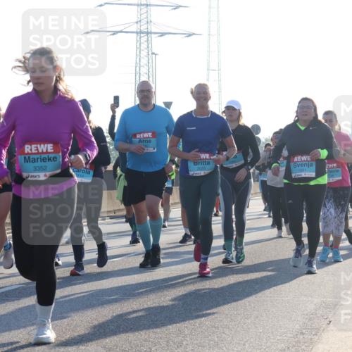 03.10.2025 - Köhlbrandbrückenlauf Luisa Fischer http://msf.ph/oto/8993728 03.10.2025 10:20:15 Position 3 24, 3352, 3110, 740, 2055, 1991 meine-sportfotos.de
