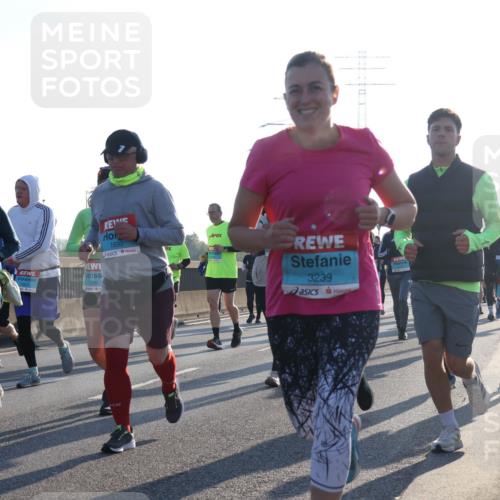 03.10.2025 - Köhlbrandbrückenlauf Luisa Fischer http://msf.ph/oto/8993776 03.10.2025 10:20:19 Position 3 1726, 1727, 1692, 3239, 1 meine-sportfotos.de