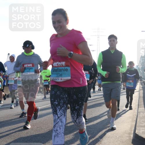 03.10.2025 - Köhlbrandbrückenlauf Luisa Fischer http://msf.ph/oto/8993779 03.10.2025 10:20:20 Position 3 1692, 3239, 1726, 225, 1 meine-sportfotos.de