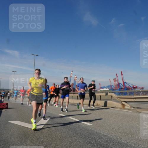 03.10.2025 - Köhlbrandbrückenlauf Matties Gatica Varas http://msf.ph/oto/8993785 03.10.2025 12:47:01 Position 2 111, 118 meine-sportfotos.de