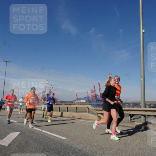 03.10.2025 - Köhlbrandbrückenlauf Matties Gatica Varas http://msf.ph/oto/8993810 03.10.2025 12:47:04 Position 2  meine-sportfotos.de