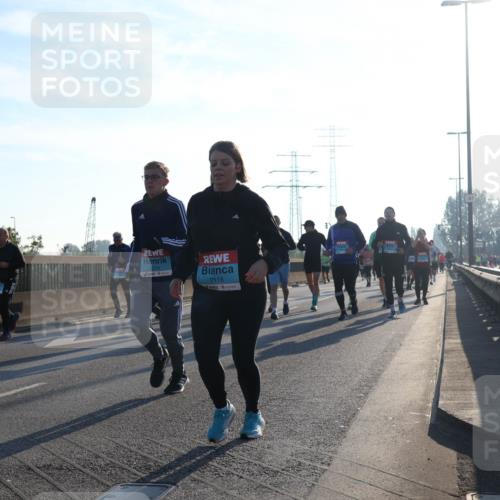 03.10.2025 - Köhlbrandbrückenlauf Luisa Fischer http://msf.ph/oto/8993818 03.10.2025 10:20:23 Position 3 2064, 2214, 2118 meine-sportfotos.de