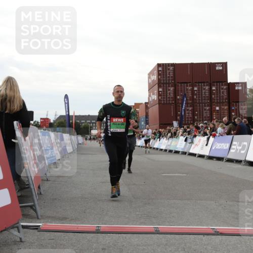 03.10.2025 - Köhlbrandbrückenlauf Yannick Fuchs http://msf.ph/oto/8993820 03.10.2025 16:04:17 Ziel 7308, 7466, 7611, 8082, 8818, 9010, 9213, 9618 meine-sportfotos.de
