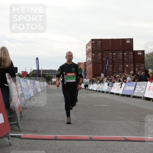 03.10.2025 - Köhlbrandbrückenlauf Yannick Fuchs http://msf.ph/oto/8993827 03.10.2025 16:04:17 Ziel 7308, 7466, 7611, 8082, 8818, 9010, 9213, 9618 meine-sportfotos.de