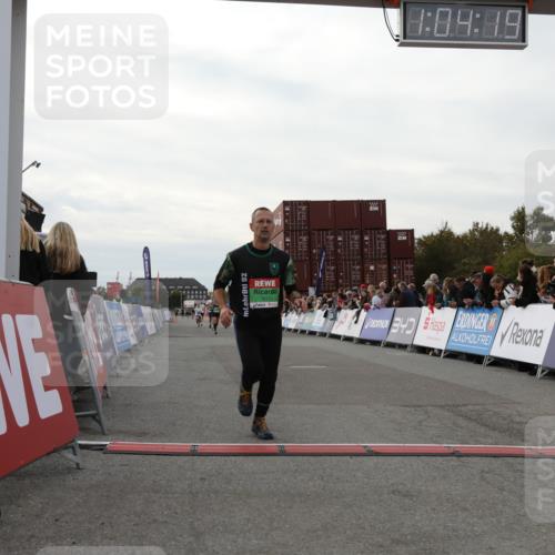 03.10.2025 - Köhlbrandbrückenlauf Yannick Fuchs http://msf.ph/oto/8993844 03.10.2025 16:04:17 Ziel 7308, 7466, 7611, 8082, 8818, 9010, 9213, 9618 meine-sportfotos.de