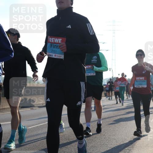 03.10.2025 - Köhlbrandbrückenlauf Luisa Fischer http://msf.ph/oto/8993859 03.10.2025 10:20:27 Position 3 1967, 2151, 1827, 1920, 1 meine-sportfotos.de