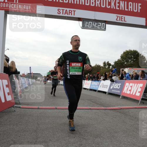 03.10.2025 - Köhlbrandbrückenlauf Yannick Fuchs http://msf.ph/oto/8993863 03.10.2025 16:04:18 Ziel 7308, 7611, 8082, 8818, 9010, 9213, 9618 meine-sportfotos.de