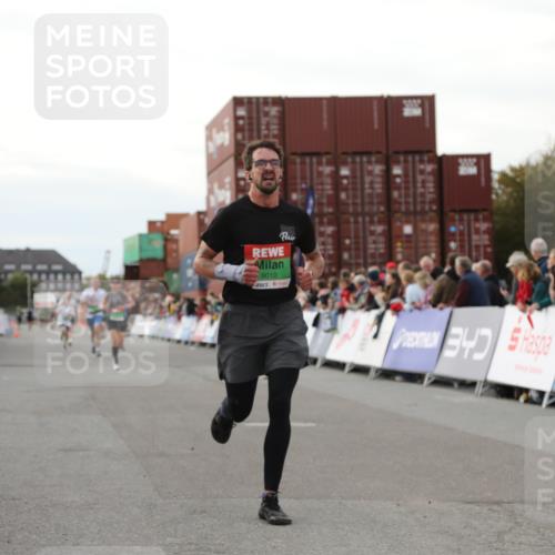 03.10.2025 - Köhlbrandbrückenlauf Yannick Fuchs http://msf.ph/oto/8993870 03.10.2025 16:04:19 Ziel 7308, 7338, 7611, 8818, 9010, 9213 meine-sportfotos.de