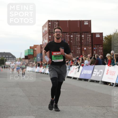 03.10.2025 - Köhlbrandbrückenlauf Yannick Fuchs http://msf.ph/oto/8993876 03.10.2025 16:04:19 Ziel 7308, 7338, 7611, 8818, 9010, 9213 meine-sportfotos.de