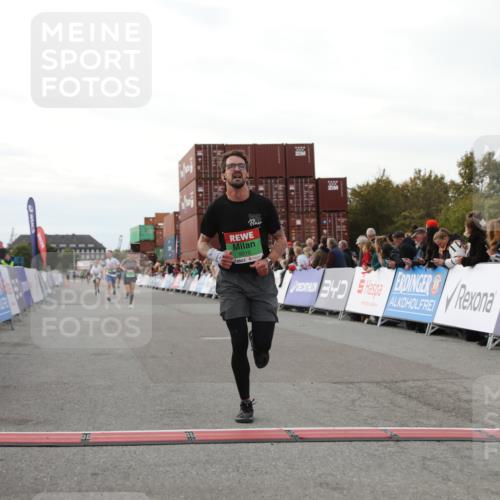 03.10.2025 - Köhlbrandbrückenlauf Yannick Fuchs http://msf.ph/oto/8993883 03.10.2025 16:04:19 Ziel 7308, 7338, 7611, 8818, 9010, 9213 meine-sportfotos.de
