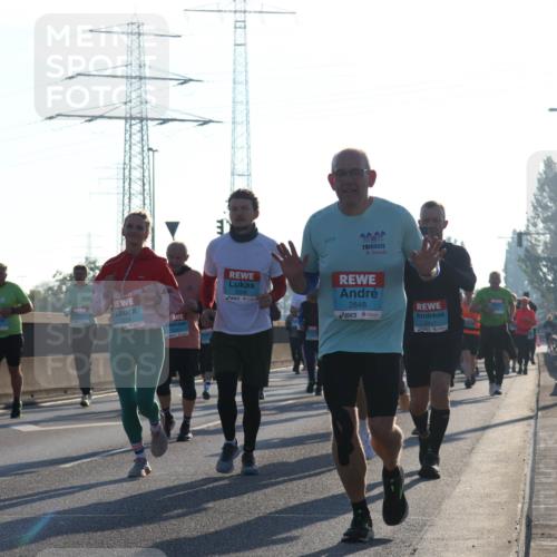 03.10.2025 - Köhlbrandbrückenlauf Luisa Fischer http://msf.ph/oto/8993887 03.10.2025 10:20:30 Position 3 6, 1206, 2820, 2848, 2841, 1 meine-sportfotos.de