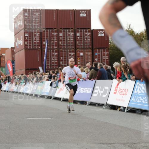 03.10.2025 - Köhlbrandbrückenlauf Yannick Fuchs http://msf.ph/oto/8993915 03.10.2025 16:04:21 Ziel 7245, 7308, 7338, 7611, 8818, 9010, 9213 meine-sportfotos.de