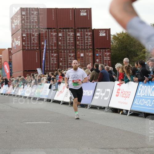 03.10.2025 - Köhlbrandbrückenlauf Yannick Fuchs http://msf.ph/oto/8993921 03.10.2025 16:04:21 Ziel 7245, 7308, 7338, 7611, 8818, 9010, 9213 meine-sportfotos.de