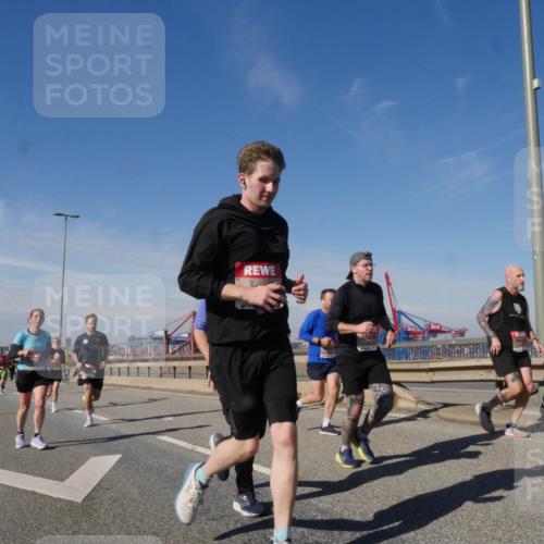 03.10.2025 - Köhlbrandbrückenlauf Matties Gatica Varas http://msf.ph/oto/8993948 03.10.2025 12:47:21 Position 2  meine-sportfotos.de