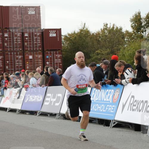 03.10.2025 - Köhlbrandbrückenlauf Yannick Fuchs http://msf.ph/oto/8993957 03.10.2025 16:04:22 Ziel 7245, 7308, 7338, 8818, 9010, 9213 meine-sportfotos.de