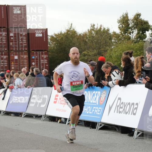 03.10.2025 - Köhlbrandbrückenlauf Yannick Fuchs http://msf.ph/oto/8993963 03.10.2025 16:04:22 Ziel 7245, 7308, 7338, 8818, 9010, 9213 meine-sportfotos.de