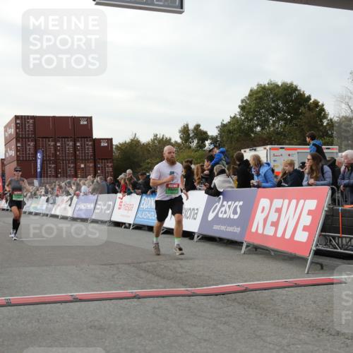 03.10.2025 - Köhlbrandbrückenlauf Yannick Fuchs http://msf.ph/oto/8993970 03.10.2025 16:04:22 Ziel 7245, 7308, 7338, 8818, 9010, 9213 meine-sportfotos.de