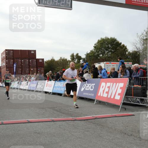 03.10.2025 - Köhlbrandbrückenlauf Yannick Fuchs http://msf.ph/oto/8993977 03.10.2025 16:04:23 Ziel 7245, 7308, 7338, 8818, 8825, 9010, 9213 meine-sportfotos.de